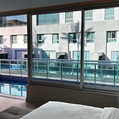 Jade Hotel Brasilia Candangolandia Exterior foto A view of the pool from a guest room