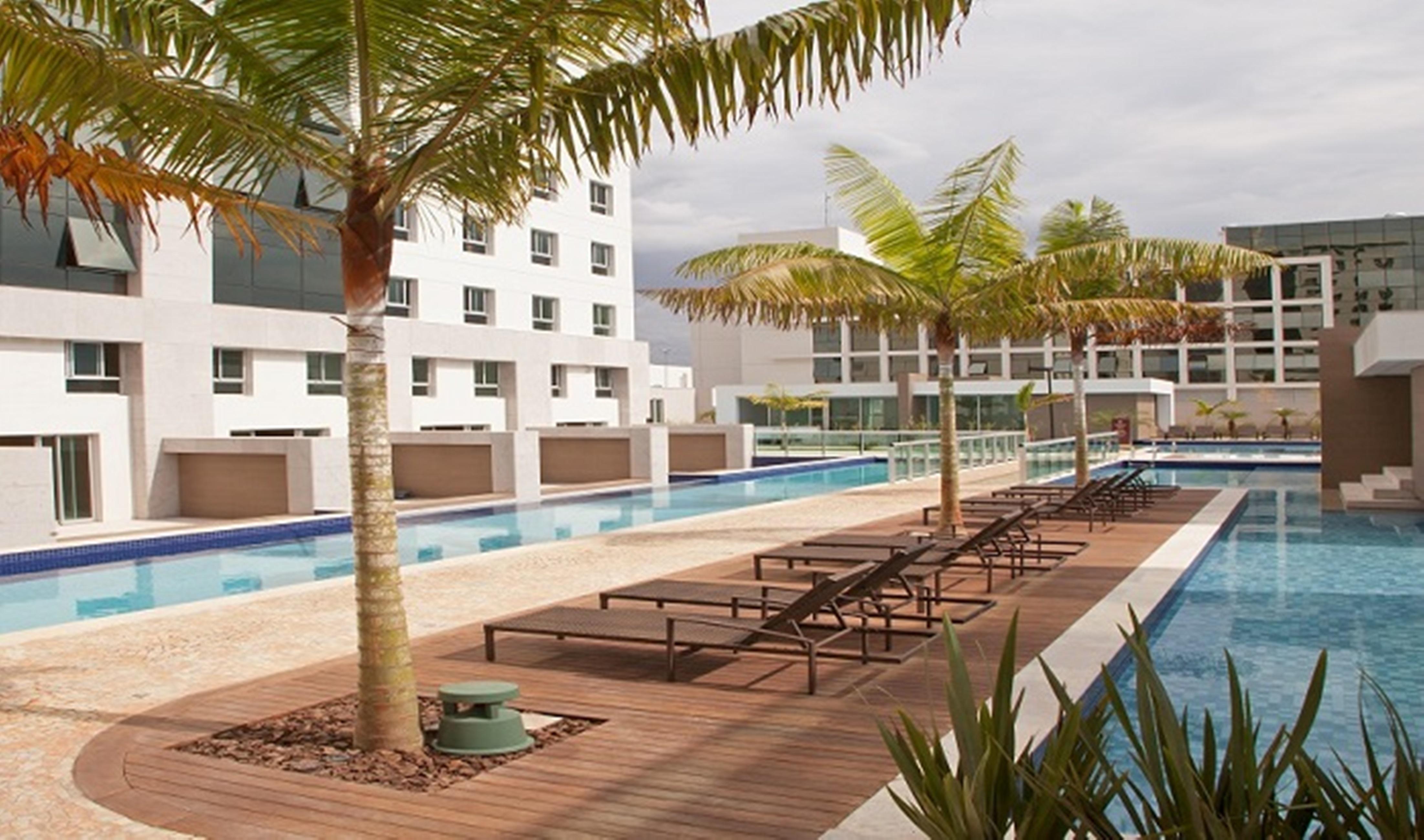 Jade Hotel Brasilia Candangolandia Exterior foto The swimming pool at the hotel