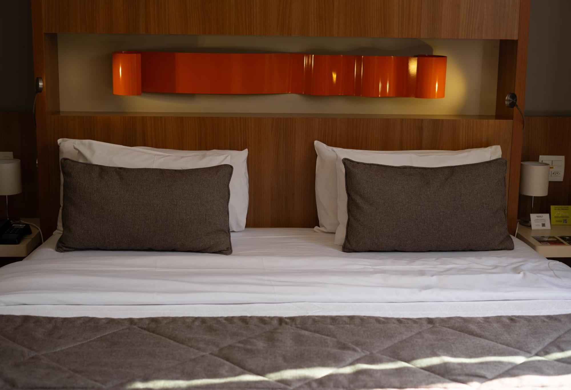 Jade Hotel Brasilia Candangolandia Exterior foto A bed with two cushions