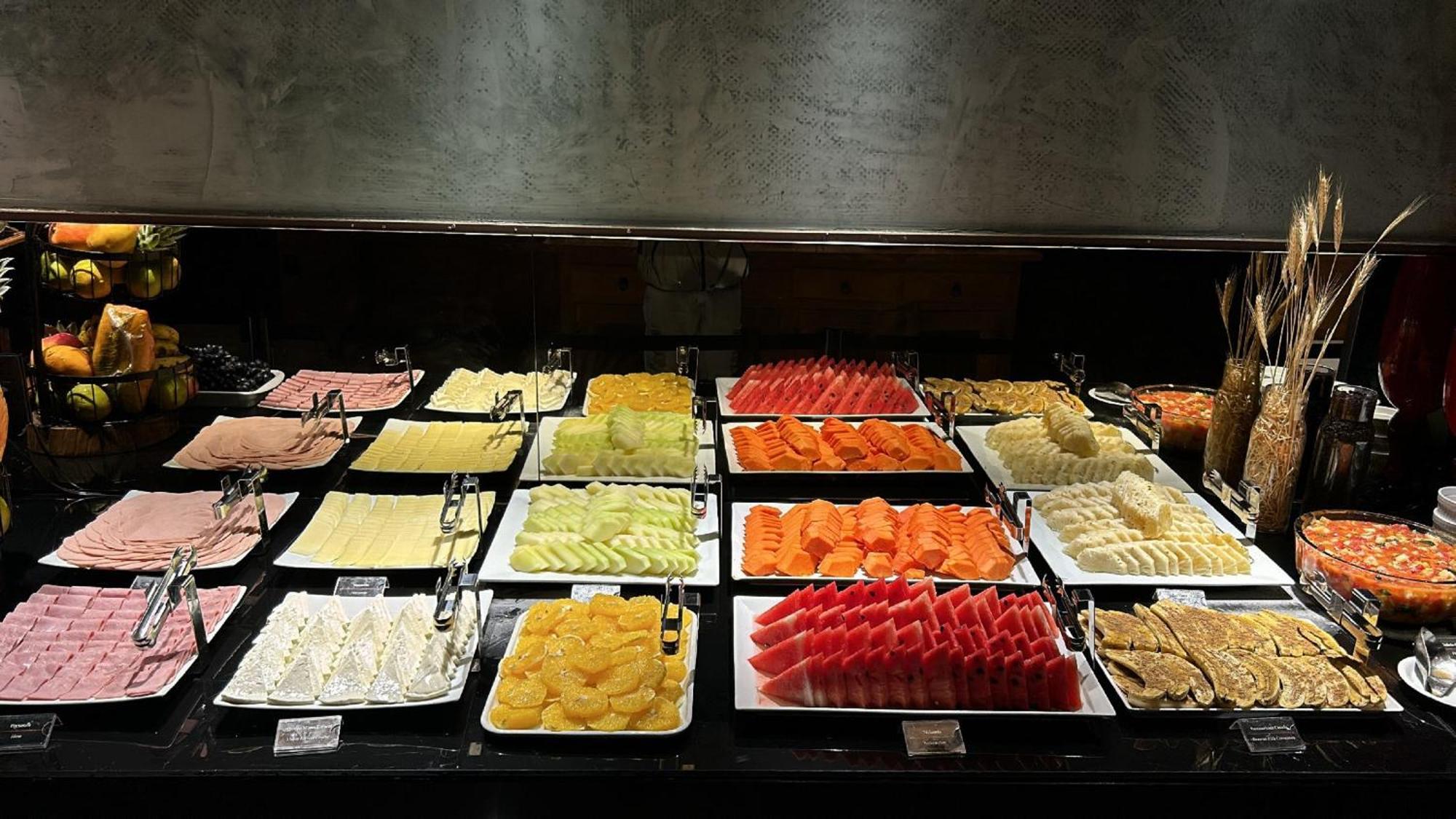 Jade Hotel Brasilia Candangolandia Exterior foto A selection of cold cuts at a buffet