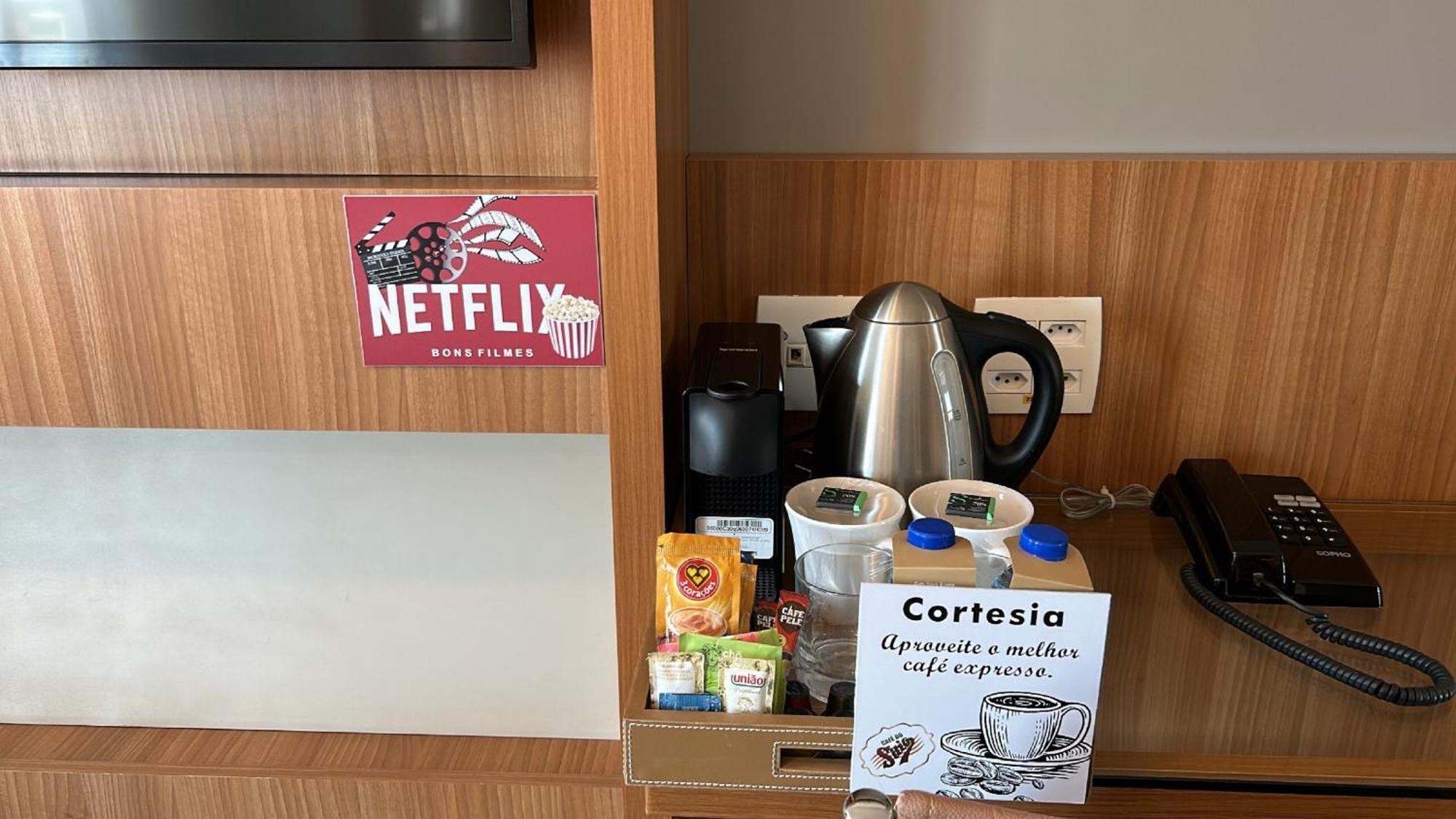 Jade Hotel Brasilia Candangolandia Exterior foto A Netflix sticker in a hotel room